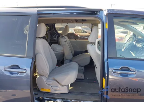 2014 Toyota Sienna Le V6 8 Passenger z USA, uszkodzony, nr VIN 5TDKK3DC8ES511145